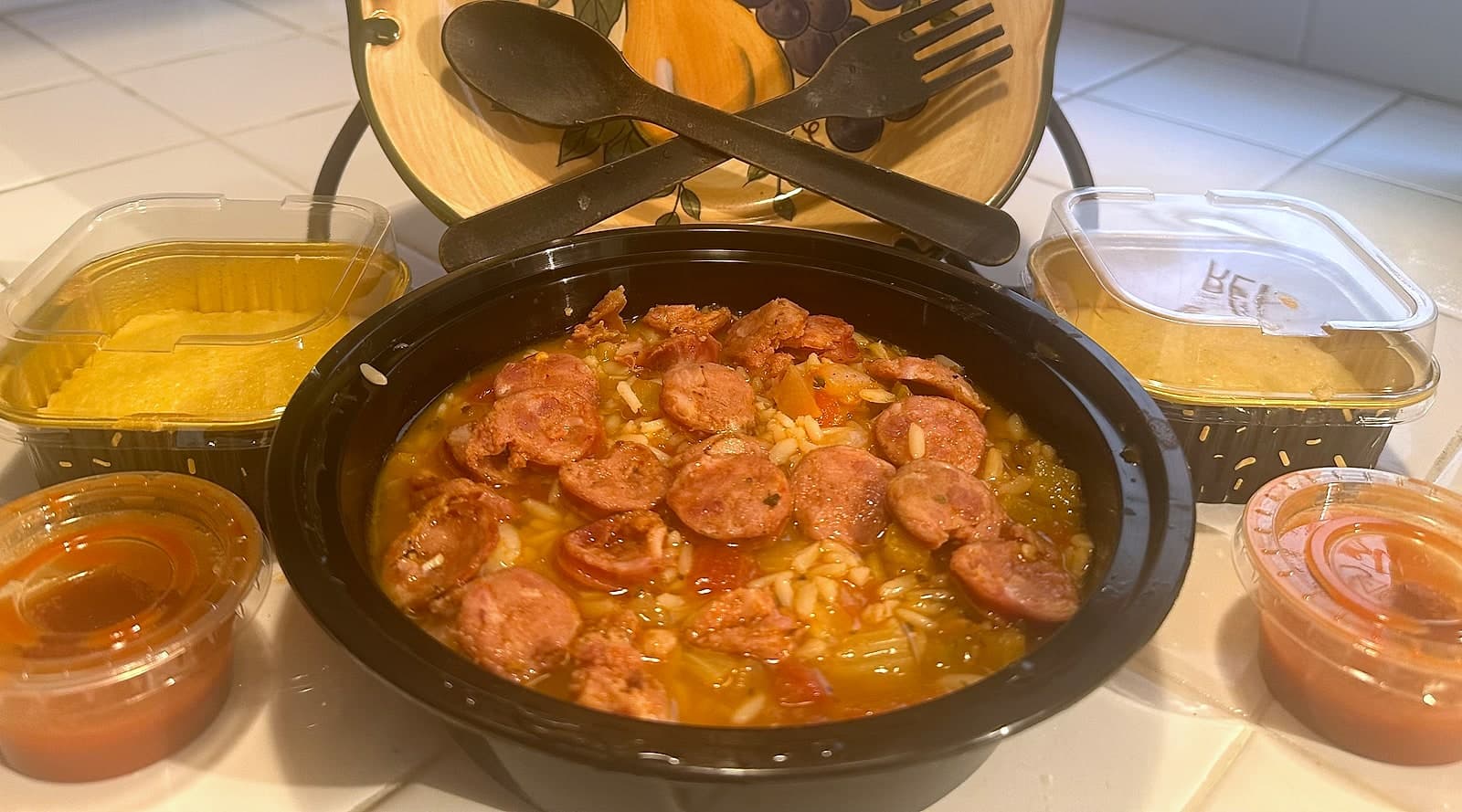 22 oz bowl of single meat jambalaya with sausage, served with cornbread and sauces